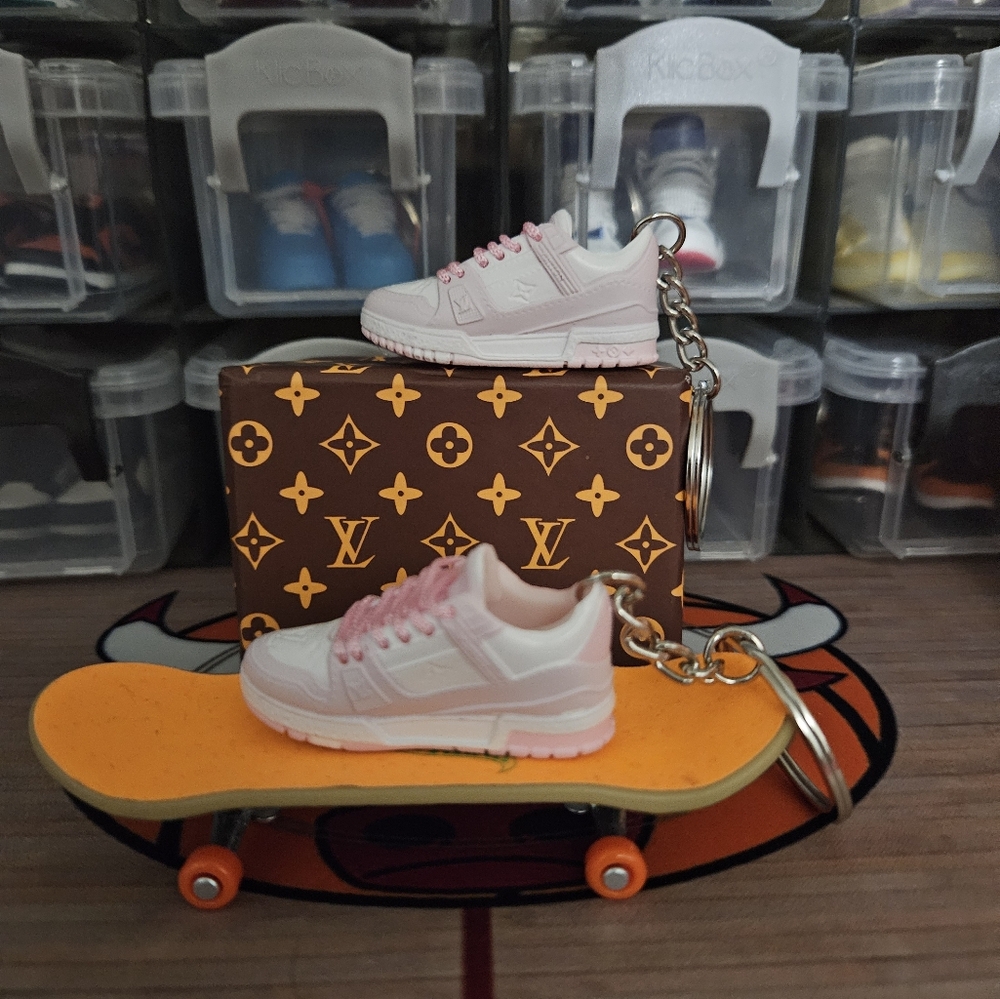 Fashion pair of mini sneakers keychain.(Pink/White). - Picture 5 of 8